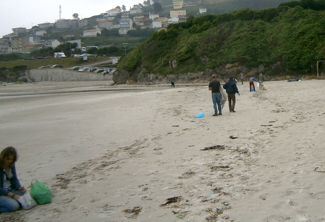 Voluntarios limpando a praia de Caion con Mar de Fabula