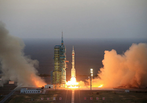 China coloca em órbita nave tripulada