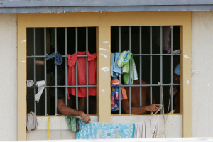 Bolívia libertará 10% de sua população carcerária