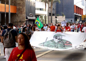 Manifestantes prestam homenagem a Fidel, em ato pelo Fora Temer, contra a PEC 55 e a anistia do caixa 2, em São Paulo
