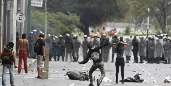 Instada pela oposição, direita faz nova manifestação violenta na Venezuela