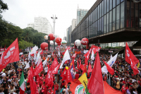 É preciso lutar contra as instituições para libertar Lula