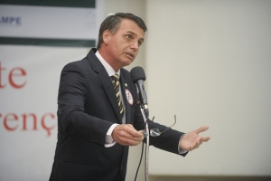 Deputado Jair Bolsonaro (PP-RJ) discursa em ato contra a Medida Provisória (MP) 621/2013, que instituiu o programa Mais Médicos.