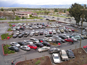 Um parque de estacionamento