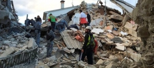 Terremoto age sobre construções precárias e deixa centenas de mortes na Itália