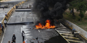 Manifestações &quot;pacíficas&quot; da oposição venezuelana deixaram mortos, depredaram e incendiaram prédios públicos e rodovias