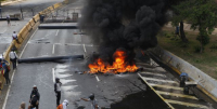 Manifestações "pacíficas" da oposição venezuelana deixaram mortos, depredaram e incendiaram prédios públicos e rodovias
