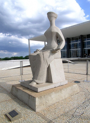 Escultura de Alfredo Ceschiatti à Justiça em Brasília