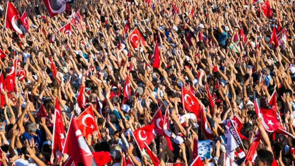 Turquia: Dezenas de milhares voltam à Praça Taksim ’contra os golpes e a ditadura’
