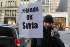 Cidadão americano protesta em Nova Iorque contra agressão dos EUA à Síria