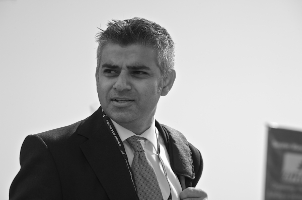 Londres elege o primeiro prefeito muçulmano da Europa