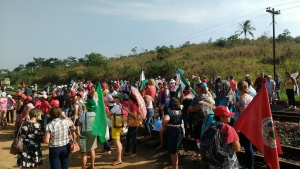 Camponeses e camponesas ocupam ferrovia no Espírito Santo
