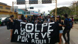 Manifestantes protestam em frente à sede da TV Gazeta, afiliada da Globo em Alagoas