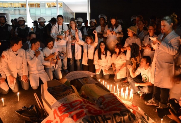 Médicos ‘enterram’ Dilma e Alexandre Padilha, ex-ministro da Saúde, em frente ao Palácio do Planalto, em 2013 