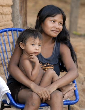 Aldeia Cururu (Maranhão) - Mãe e filho numa aldeia de índios guajajaras.