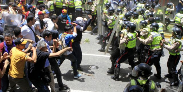 Venezuela: Grupos atacaram efetivos para gerar violência em concentração opositora