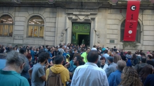 Dúzias de pessoas mobilizam-se em defensa do CGAI, os empregos e o setor audiovisual galego