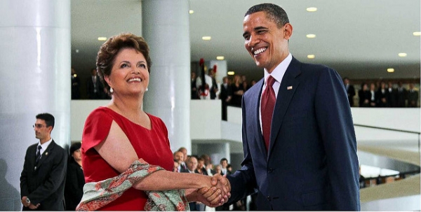 Presidenta Dilma Rousseff e o presidente dos Estados Unidos, Barack Obama, cumprimentam-se durante cerimônia oficial de chegada ao Brasil.