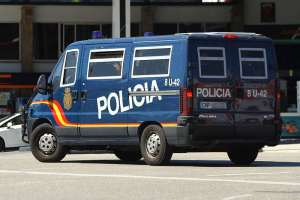 A truculenta polícia espanhola tem a &#039;corajosa&#039; encomenda de expulsar ao jovem pola força