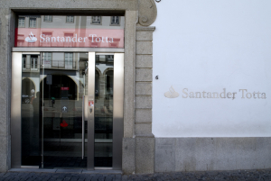 Banco Santander factura milhões em Portugal após integração do Banif