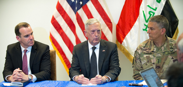Brett McGurk (esquerda), enviado especial da presidência dos EUA para a coalizão ocidental de intervenção na Síria