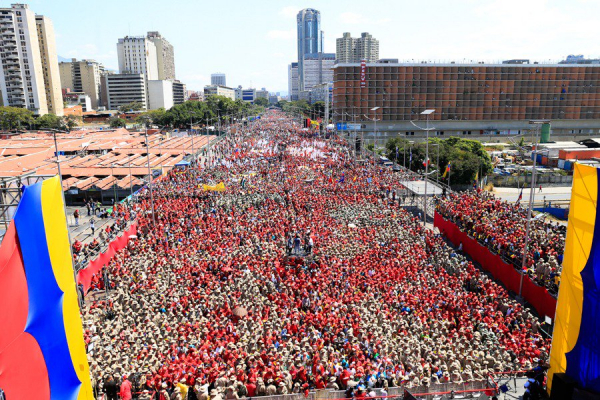 Venezuelanos vão às ruas em defesa de Maduro no aniversário da Revolução Bolivariana