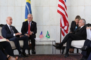 Em 2014, vice-presidente norte-americano Joe Biden é recebido por Michel Temer como Vice-presidente no Palácio do Jaburu.