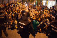 Polícia prepara-se para atacar manifestantes pacíficos nas ruas de Compostela, na manifestaçom em defesa do Escárnio e Maldizer de junho na capital galega.