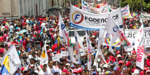 Manifestação da juventude venezuelana na sexta (26) em Caracas
