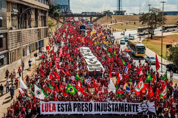 Ato popular de registro da candidatura de Lula reuniu 50 mil militantes em Brasília