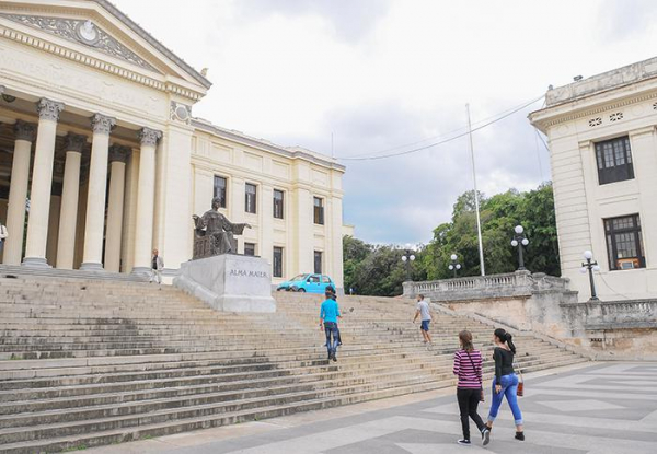 As universidades cubanas geram uma média anual de metade dos prêmios nacionais da Academia de Ciências de Cuba.