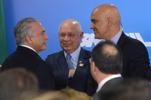 Presidente Michel Temer (esquerda), Teori Zavascki (centro) e o ministro da Justiça, Alexandre de Moraes (direita)