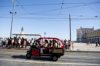 Turismo em alta em Portugal mas com baixos salários e precariedade