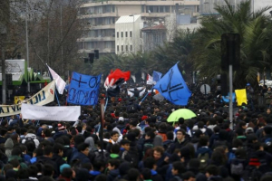 Milhares protestam contra reforma do Ensino Superior no Chile