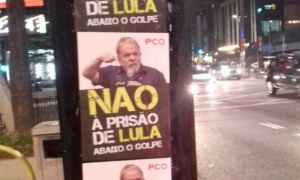Militantes do PCO colam cartazes em São Paulo contra possível prisão de Lula