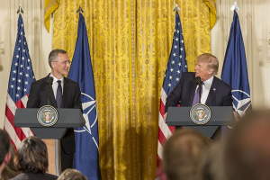 Trump com Jens Stolenberg, secretário-geral da OTAN, 2017