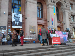 Cartaz com a foto do líder de extrema-direita ucraniano Stepan Bandera