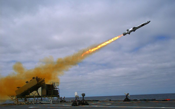 Lançamento de missil de navio militar estadunidense.