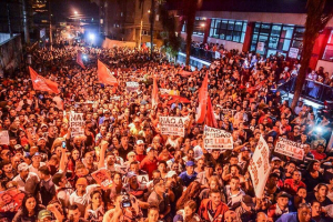 Uma multidão está concentrada em frente ao Sindicato dos Metalúrgicos, na grande São Paulo, desde a noite de ontem, para apoiar Lula