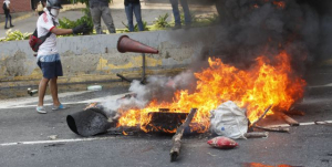 Novo protesto violento da oposição ocorreu neste segunda-feira (24) em Caracas