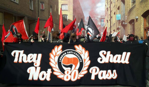 Marcha antifascista reúne milhares de pessoas em Londres