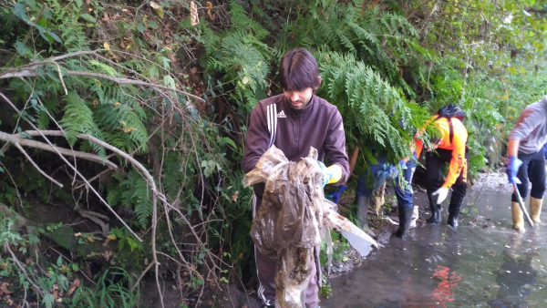 Recolhidos 300 kg de lixo e cans afogados em bolsas num únco dia no rio Tea