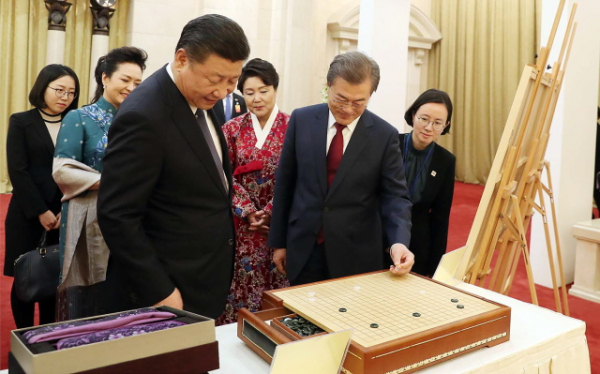 Moon e Xi Jinping, durante visita do presidente sul-coreano à China em dezembro