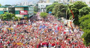Manifestação com mais de 50 mil pessoas pelo Dia da Classe Trabalhadora em Caracas, com presença do presidente Maduro