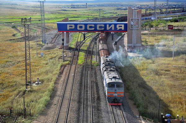 Um comboio de mercadorias atravessa a fronteira russa para entrar na China