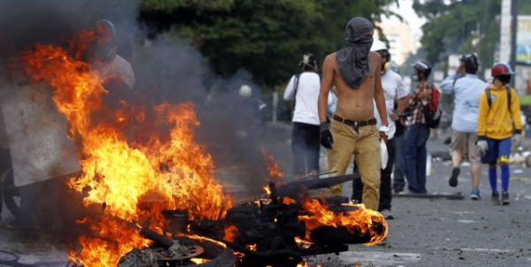 Dirigentes da oposição venezuelana admitem participação de menores em grupos violentos