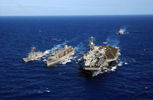 Navios de guerra estadunidenses, incluindo o Carl Vinson