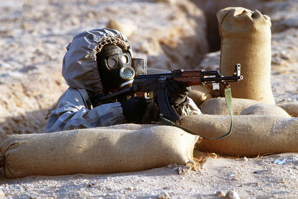 Um soldado do exército Sírio, com equipamento de proteção frente a ármas biológicas e químicas