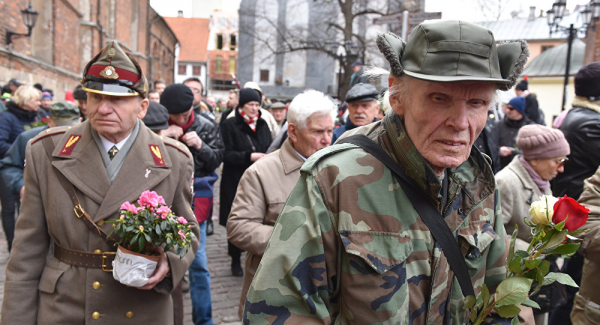 Marcha de homenagem aos veteranos das tropas nazistas na Letônia, com detenção de antifascistas