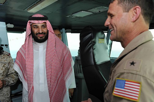 Mohammed bin Salman visita um barco de guerra estadunidense em 2015.